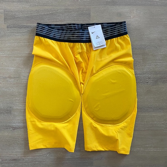 NIKE PRO HYPERSTRONG FOOTBALL COMPRESSION SHORTS - Picture 1 of 4